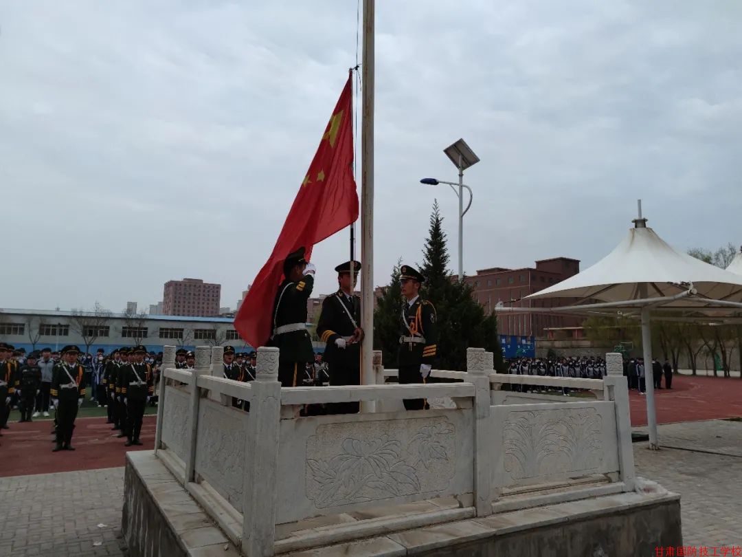 我校举行升国旗仪式